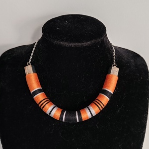Orange - Black Graphic Arc � Fonaltekercselt íves statement nyaklánc (43 cm + 5 cm) - ékszer - nyaklánc - statement nyaklánc - Meska.hu
