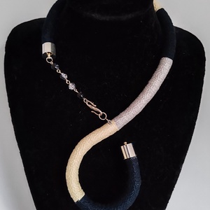 S-Curve Monochrome � Horgolt hímzőfonallal tekercselt S-alakú textilnyaklánc (50 cm belső ív) - ékszer - nyaklánc - statement nyaklánc - Meska.hu