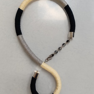S-Curve Monochrome � Horgolt hímzőfonallal tekercselt S-alakú textilnyaklánc (50 cm belső ív) - ékszer - nyaklánc - statement nyaklánc - Meska.hu
