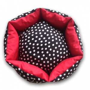 Cicaágy, kutyaágy fekete-fehér pöttyös és piros anyagból - Meska.hu