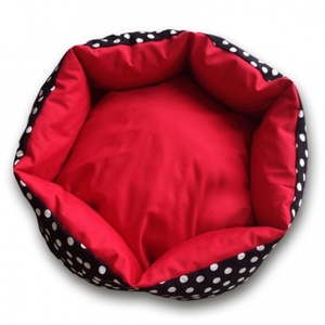 Cicaágy, kutyaágy fekete-fehér pöttyös és piros anyagból -  - Meska.hu