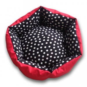 Cicaágy, kutyaágy fekete-fehér pöttyös és piros anyagból -  - Meska.hu