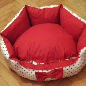 Piros, fekete-fehér pöttyös kutyaágy - Meska.hu