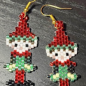 Karácsonyi manócskás fülbevaló, Ékszer, Fülbevaló, Lógó fülbevaló, Gyöngyfűzés, gyöngyhímzés, MESKA