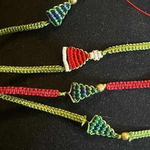 Karácsonyi fenyőfás karkötő - ékszer - karkötő - fonott karkötő - Meska.hu Karácsonyi fenyőfás karkötő - ékszer - karkötő - fonott karkötő - Meska.hu