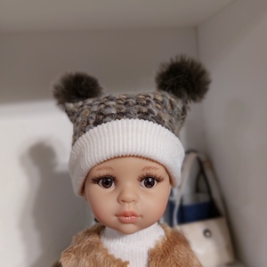Paola Reina barna-beige kötött sapka két bojttal, Játék & Sport, Baba & babaház, Babaruha, babakellék, Varrás, MESKA