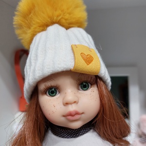 Paola Reina beige kötött sapka napsárga bojttal, Játék & Sport, Baba & babaház, Babaruha, babakellék, Varrás, MESKA