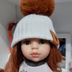 Paola Reina beige kötött sapka rézvörös bojttal - játék & sport - baba & babaház - babaruha, babakellék - Meska.hu