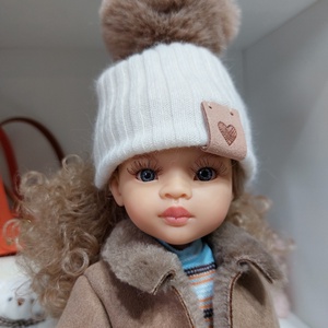 Paola Reina beige kötött sapka barna bojttal, Játék & Sport, Baba & babaház, Babaruha, babakellék, Varrás, MESKA