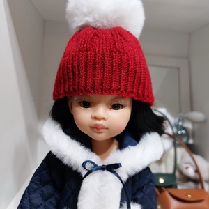 Paola Reina piros kötött sapka fehér bojttal, Játék & Sport, Baba & babaház, Babaruha, babakellék, Varrás, MESKA