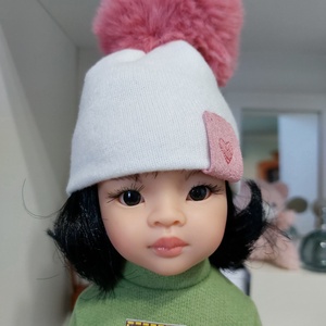 Paola Reina beige kötött sapka sötétrózsaszín bojttal, Játék & Sport, Baba & babaház, Babaruha, babakellék, Varrás, MESKA