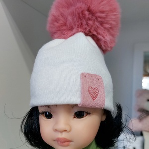 Paola Reina beige kötött sapka sötétrózsaszín bojttal - játék & sport - baba & babaház - babaruha, babakellék - Meska.hu