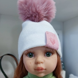 Paola Reina beige kötött sapka púderrózsaszínbojttal, Játék & Sport, Baba & babaház, Babaruha, babakellék, Varrás, MESKA