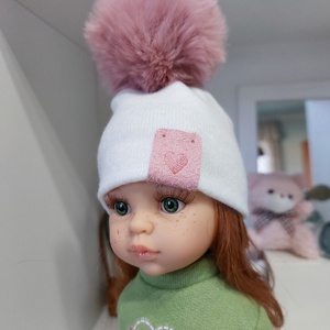 Paola Reina beige kötött sapka púderrózsaszínbojttal - játék & sport - baba & babaház - babaruha, babakellék - Meska.hu