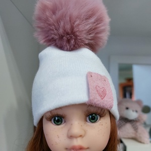 Paola Reina beige kötött sapka púderrózsaszínbojttal - játék & sport - baba & babaház - babaruha, babakellék - Meska.hu