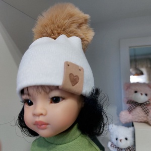 Paola Reina beige kötött sapka barna bojttal - játék & sport - baba & babaház - babaruha, babakellék - Meska.hu