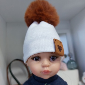 Paola Reina beige kötött sapka rézvörös bojttal, Játék & Sport, Baba & babaház, Babaruha, babakellék, Varrás, Paola Reina 32 cm-es babára való beige kötött sapka rézvörös szőrme bojttal., MESKA