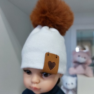 Paola Reina beige kötött sapka rézvörös bojttal - játék & sport - baba & babaház - babaruha, babakellék - Meska.hu