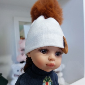 Paola Reina beige kötött sapka rézvörös bojttal - játék & sport - baba & babaház - babaruha, babakellék - Meska.hu