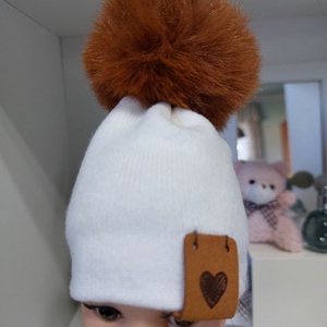 Paola Reina beige kötött sapka rézvörös bojttal - játék & sport - baba & babaház - babaruha, babakellék - Meska.hu