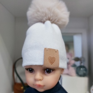 Paola Reina beige kötött sapka világosbarna bojttal - Meska.hu