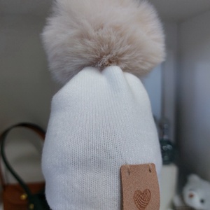 Paola Reina beige kötött sapka világosbarna bojttal - játék & sport - baba & babaház - babaruha, babakellék - Meska.hu