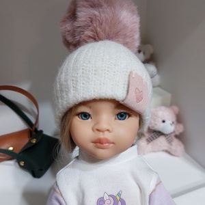 Paola Reina beige kötött sapka púderrózsaszín bojttal, Játék & Sport, Baba & babaház, Babaruha, babakellék, Varrás, MESKA