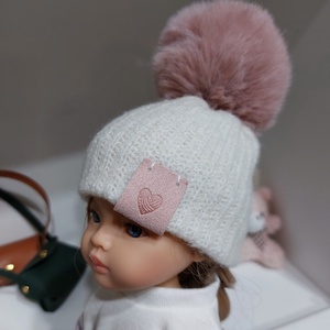 Paola Reina beige kötött sapka púderrózsaszín bojttal - játék & sport - baba & babaház - babaruha, babakellék - Meska.hu