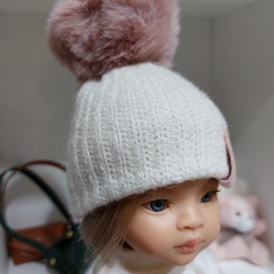 Paola Reina beige kötött sapka púderrózsaszín bojttal - játék & sport - baba & babaház - babaruha, babakellék - Meska.hu