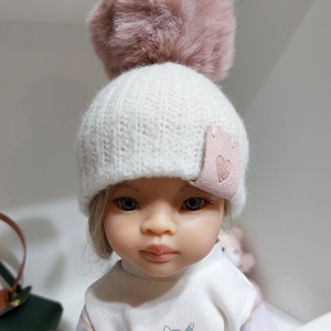 Paola Reina beige kötött sapka púderrózsaszín bojttal - játék & sport - baba & babaház - babaruha, babakellék - Meska.hu