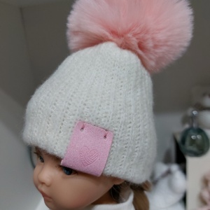 Paola Reina beige kötött sapka babarózsaszín bojttal - játék & sport - baba & babaház - babaruha, babakellék - Meska.hu