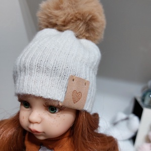 Paola Reina beige kötött sapka barna bojttal - játék & sport - baba & babaház - babaruha, babakellék - Meska.hu