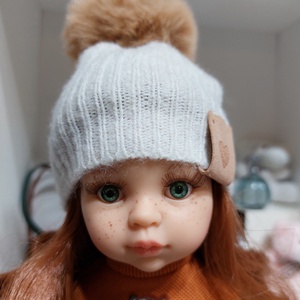 Paola Reina beige kötött sapka barna bojttal - játék & sport - baba & babaház - babaruha, babakellék - Meska.hu