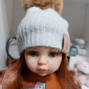 Paola Reina beige kötött sapka barna bojttal - játék & sport - baba & babaház - babaruha, babakellék - Meska.hu