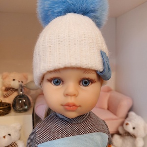 Paola Reina beige kötött sapka türkizkék bojttal, Játék & Sport, Baba & babaház, Játékbaba, babakellék, Varrás, MESKA