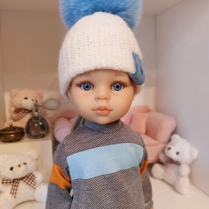 Paola Reina beige kötött sapka türkizkék bojttal - játék & sport - baba & babaház - játékbaba, babakellék - Meska.hu