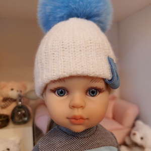 Paola Reina beige kötött sapka türkizkék bojttal - játék & sport - baba & babaház - játékbaba, babakellék - Meska.hu