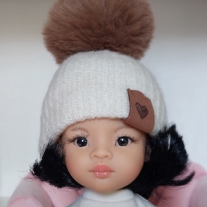 Paola Reina beige kötött sapka kakaóbarna bojttal, Játék & Sport, Baba & babaház, Játékbaba, babakellék, Varrás, Paola Reina 32 cm-es babára való beige kötött sapka kakaóbarna szőrme bojttal., MESKA