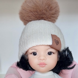 Paola Reina beige kötött sapka kakaóbarna bojttal, Játék & Sport, Baba & babaház, Játékbaba, babakellék, Varrás, Paola Reina 32 cm-es babára való beige kötött sapka kakaóbarna szőrme bojttal., MESKA