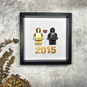 Jesmonite 'Esküvő' Lego figurás családi kép, shadow box, egyedi, dekoratív fali kép, egyedi évszámmal, nászajándék - Meska.hu