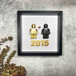 Jesmonite 'Esküvő' Lego figurás családi kép, shadow box, egyedi, dekoratív fali kép, egyedi évszámmal, nászajándék - otthon & életmód - dekoráció - kép & falikép - Meska.hu