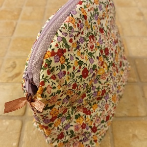 Piperetáska - lila apró virágmintás, Táska & Tok, Neszesszer, Varrás, MESKA