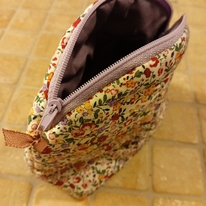 Piperetáska - lila apró virágmintás - táska & tok - neszesszer - Meska.hu