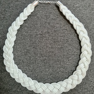 Fehér paracord fonott nyaklánc - ékszer - nyaklánc - medál nélküli nyaklánc - Meska.hu