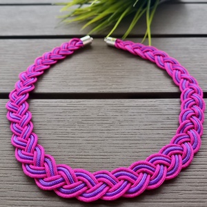 Fukszia - lila színű fonott paracord nyaklánc - Meska.hu