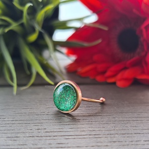 Csillogó zöld - rosegold nemesacél textilbőr gyűrű, Ékszer, Gyűrű, Szoliter gyűrű, Ékszerkészítés, Rosegold színű nemesacél ékszeralapot és gyönyörű árnyalatú csillogó zöld színű textilbőr anyagot h..., MESKA