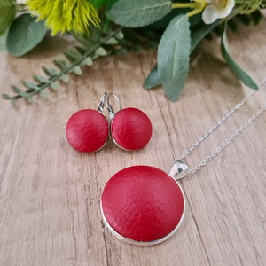 Fényes piros - ezüst textilbőr fülbevaló és nyaklánc szett - Meska.hu