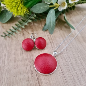 Fényes piros - ezüst textilbőr fülbevaló és nyaklánc szett - ékszer - ékszerszett - Meska.hu