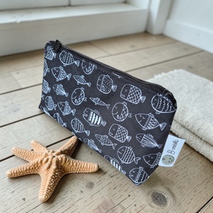 Neszesszer vízálló poliészterből - fekete halak - Meska.hu