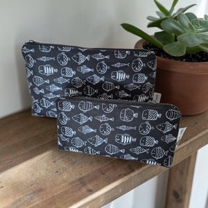 Neszesszer vízálló poliészterből - fekete halak - táska & tok - neszesszer - Meska.hu